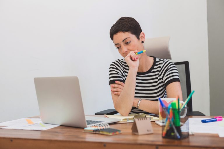 Freelancer i pieniądze – jak ustalić stawkę, żeby to się naprawdę opłacało 